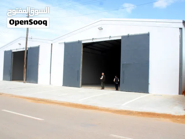 مخازن وأرض للإيجار بموقع ممتاز بطرابلس
