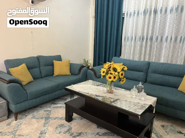 كنب بحالة ممتازة استعمال خفيف للبيع خشب سويد