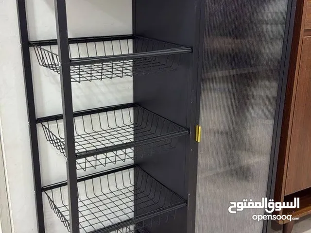 خزانة مطبخ معدنية سوداء مع سلات