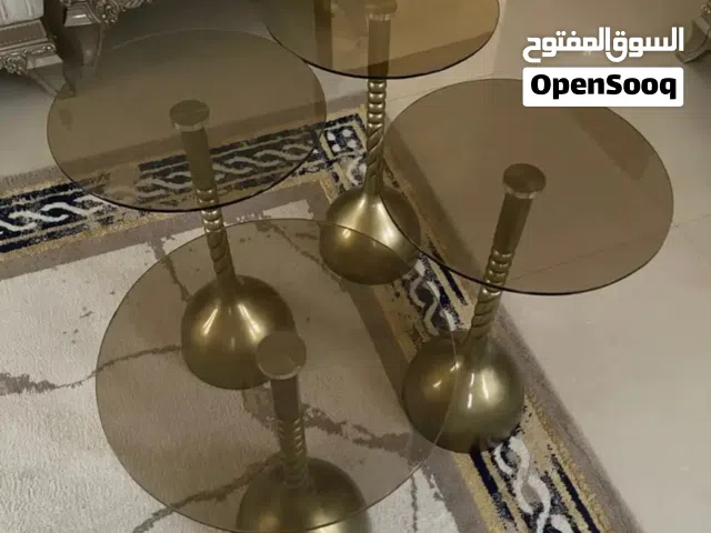 طاولات تقديم نظيفة