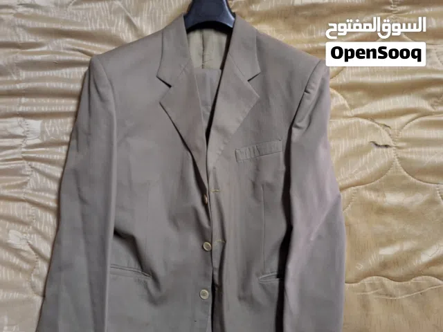 بدلات نظيفة مع بناطيل وماركات وجاكيتات جلد وبالطوا ومعاطف شبه جديد