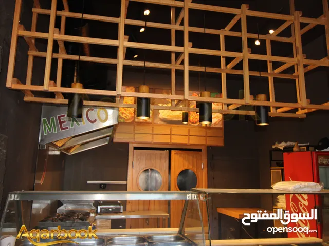 محل مجهز بالكامل لمطعم للايجار على الشارع مباشرة