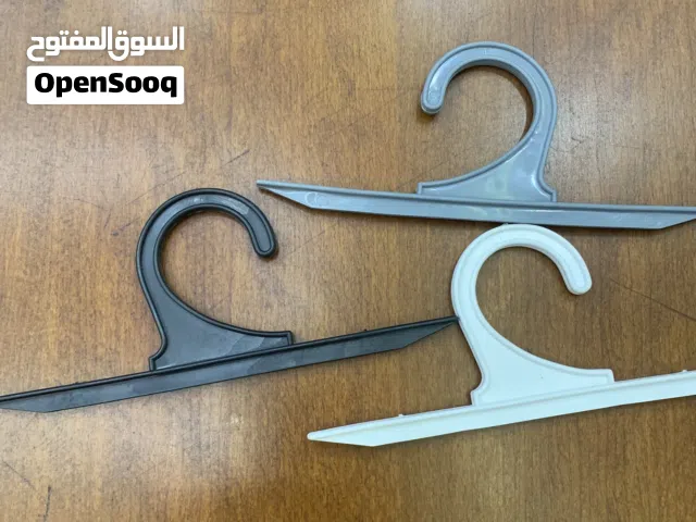 (Cintres en plastique) �  حمالات ملابس بلاستيك