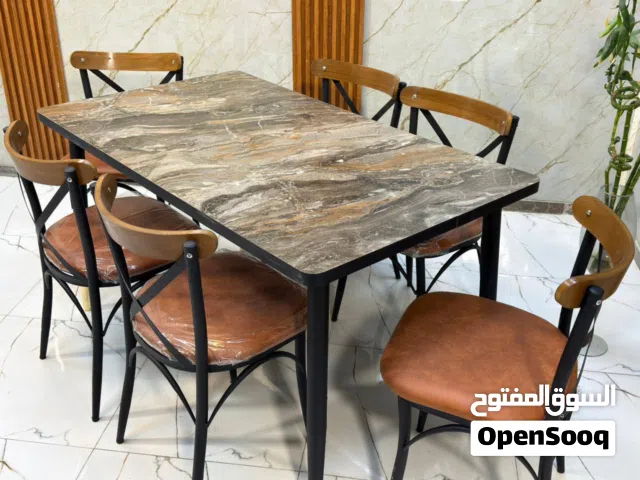 ميز طعام خشب شبيه بالمرمر  موديل جدا متين وراقي  يناسب جميع الأذواق والديكورات  متوفر بعدد دزاينات