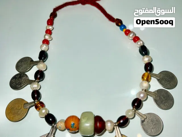 قلادة قديمة من الأحجار الكريمة والعملات الاسلامية النادرة عربية سعودية