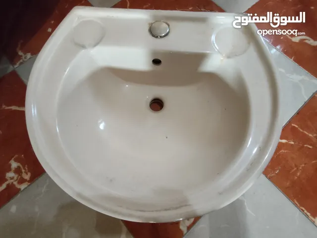حوض حمام بحالة ممتازة لا يوجد كسر فيه