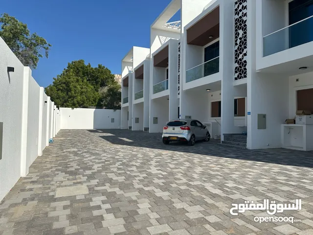 للبيع فيله حديثه في القرم خلف حديقه القرم الطبيعيه مساحه بناء 399 متر في حي راقي