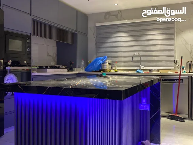 بار خشبي حجم كبير بحالة ممتازة