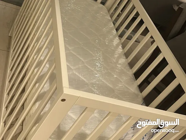 كرسي هزاز وسرير وعربة تؤم