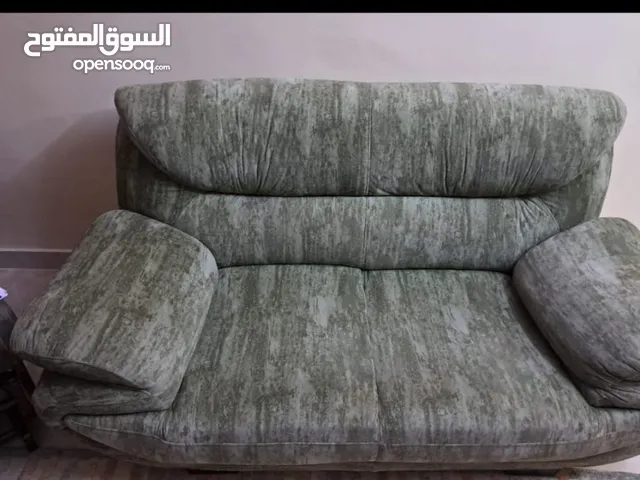 طقم كنب 6 مقاعد مع شاشه تلفزيون صغيره