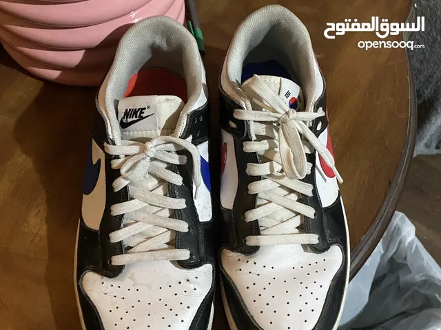 حذاء نايك اصلي مستخدم بحاله جيده ب ألون الأبيض والأحمر والزرق