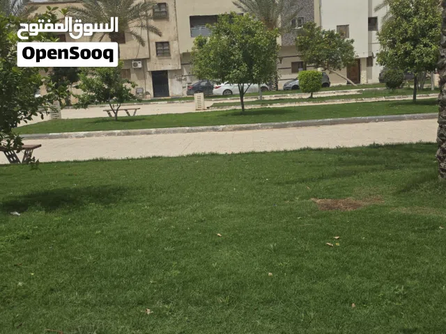 منزل ثلاثة ادور وملحق بناء 2025 حديث