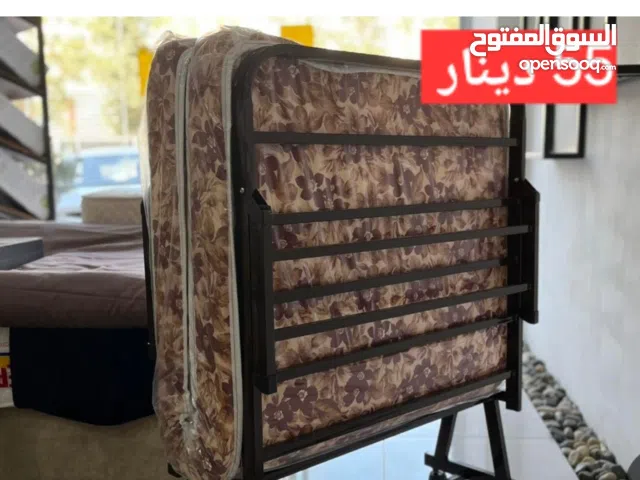 سرير طوي مزود بعجلات يجعله سهل النقل والفتح عند الحاجه والتخزين عند عدم الحاجه .