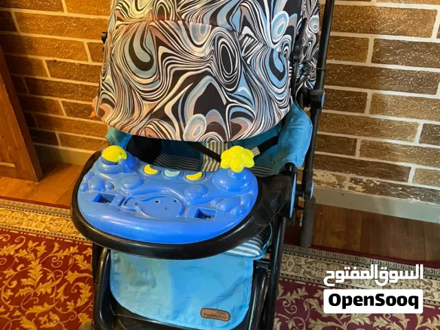 عربة أطفال خفيفة الوزن من ماركة Vanbloom.  تتميز العربة بمقعد مبطن ومريح مع حزام أمان خماسي النقاط.