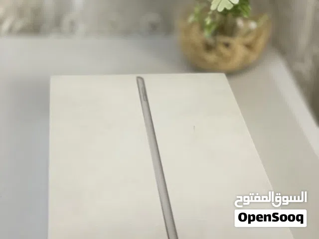 آيباد 9 ذاكرة 64 نظيف جدا مع كيبورد وقلم وعلبه القلم مع شاحنه وثلاث رؤوس احتياط وكفرين