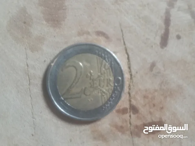 قطعة معدنية قديمة من فئة 2ouro المانيا تحتوي علي نسر ونجوم داة راس وقف