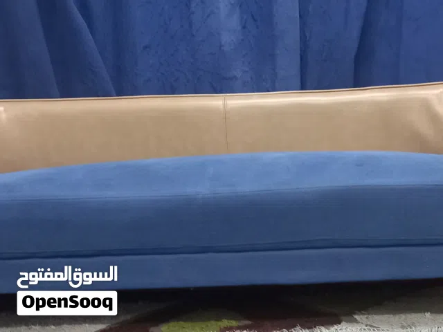 كرسي غرفة نوم كبير يتسع ل 3 أشخاص ظهره مبطن جلد طبيعي اللون بني فاتح والفرش قماش ازرق