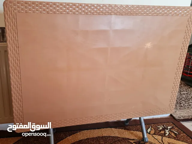 طاولة للطعام مستعملة لكن بحالة ممتازة وقوية ينصح بها لايوجد فيها أي عيوب وخفيفة وانيقة