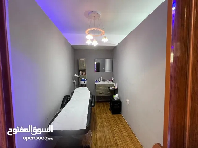 صالون نسائى للبيع مساحه 186 متر اجار سنوى 80 الف على اربع دفعات موقعه ممتاز قريب على دبي وعجمان