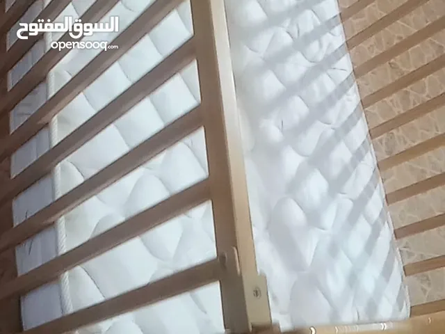 يوجد سرير اطفال بحالة حدا ممتازة مع لمترس