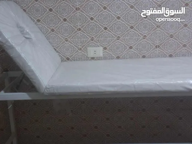 سرير طبي للبيع بحالة الوكالة مش تجاري حديد ثقيل وبتحمل وزن فرش جلد موجود في عين الباشا