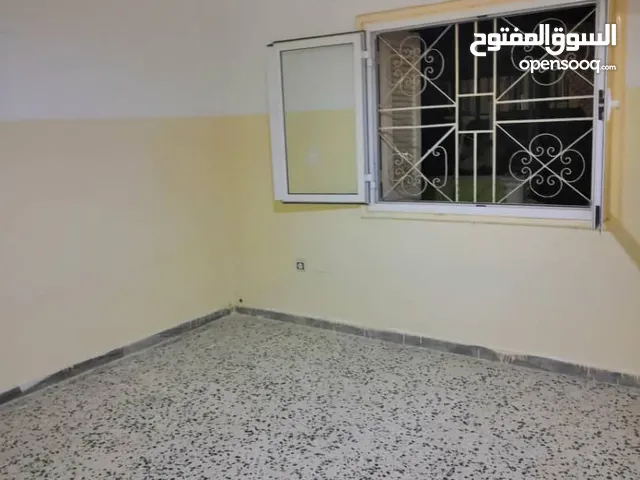 الاستوديو الايجار عزاب دور ارضي باب خاص قرب جزيرة شارع المدار