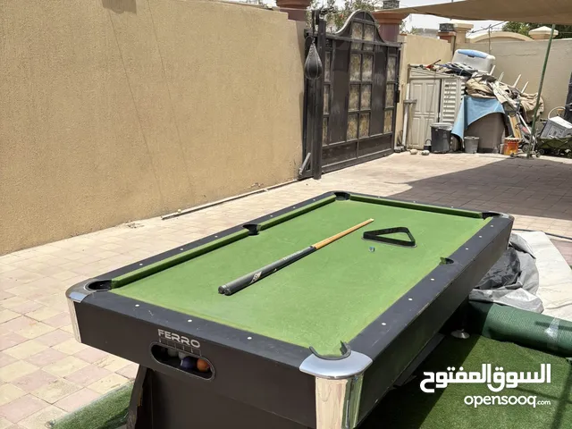 طاولة بليارد مع كل مستلزماتها وأغراضها