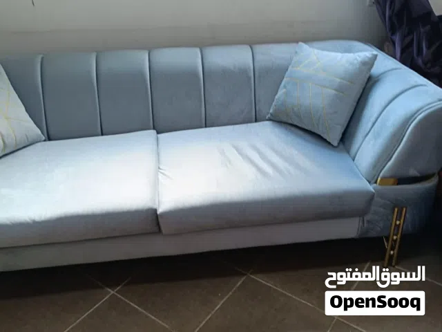 طقم انتريه كنبه كبيره وكنبه صغيره و2 كرسى لونه ازرق زهرى فى ذهبى