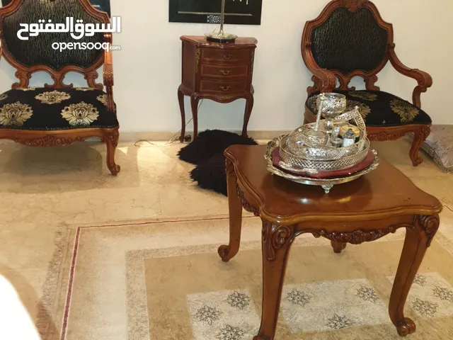 صالون كلاسيكي راقي مع اباجورات كريستال اصلية من افخم النوعيات مستورد من الايمارات
