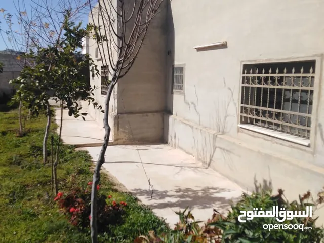 للبيع منزل 235 م شارعين في رجم الشامي بناء عادي