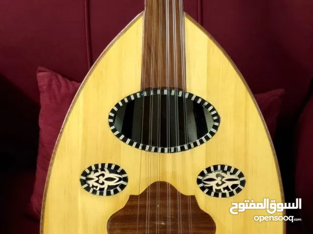 عود مصري مستعمل استعمال شخصي حاولت اتعلم وما تعلمت وبدي ابيعو عشان بحاجه مصاري