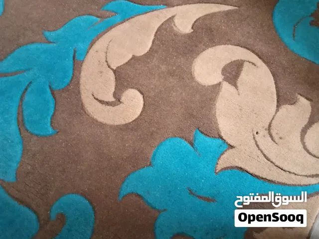 سجادة تركي محفورة جميلة قليلة الاستعمال لونها ازرق مع بني جميلة ع الواقع اجمل