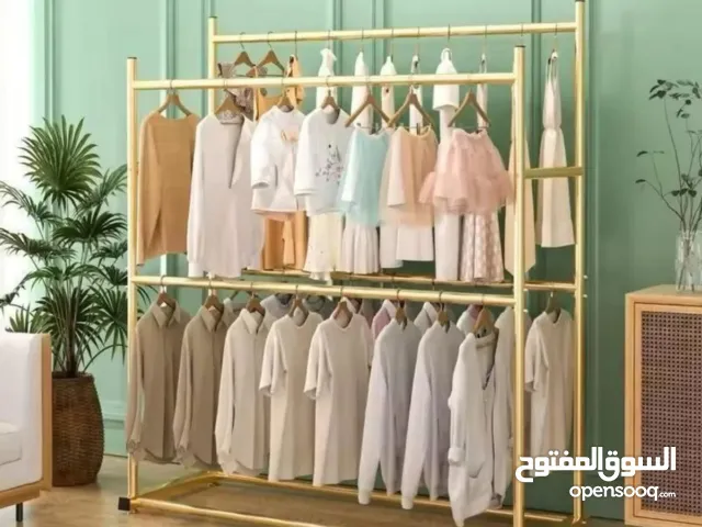 منظم ملابس أنيق مصنوع من معدن متين بلون ذهبي فاخر  يضيف لمسة جمال وترتيب لأي غرفة. يحتوي على قضبان