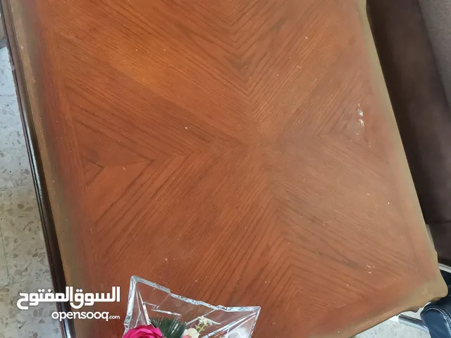 طاولة غرفة ضيوف صحيح مستعملة لكنها تقيلة وحلوة سبب البيع المكان صغير