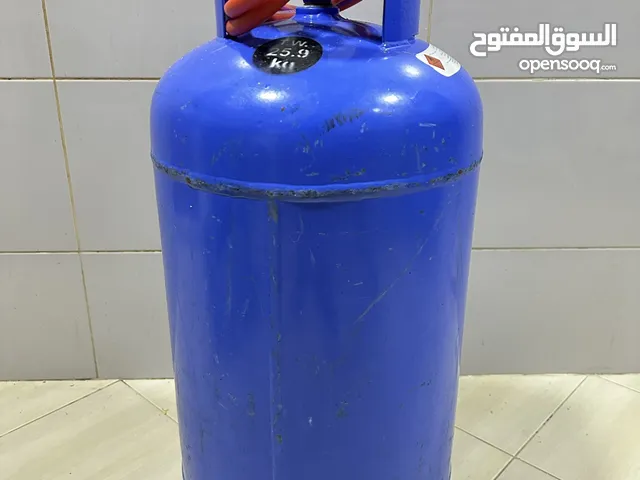 اسطوانة غاز بها شوية غاز و معها منظم و أنبوب. الجيمي
