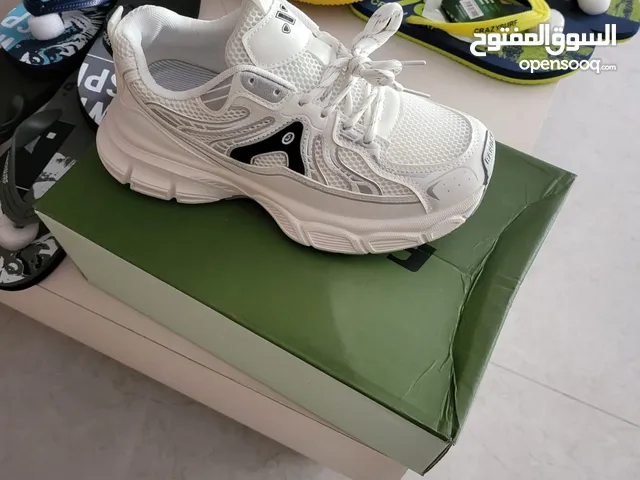 اذا عندك احذيه او شروه احذيه