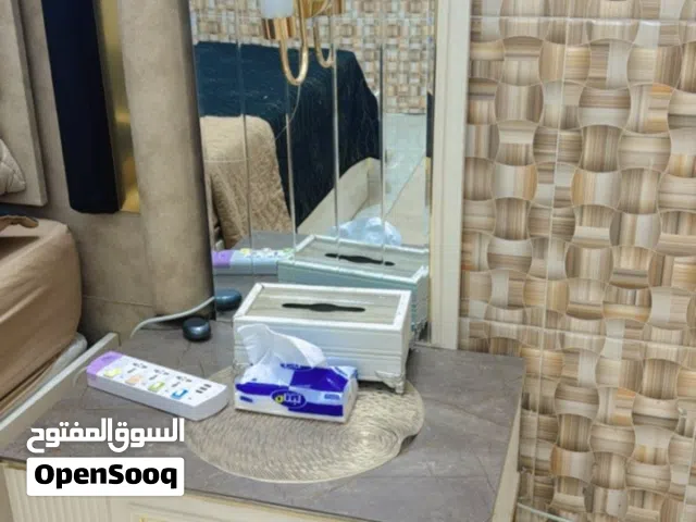 غرفة نوم تركية ولون أبيض مطعم وأسودو ذهبي مستخدم قليل نظيفة جدا