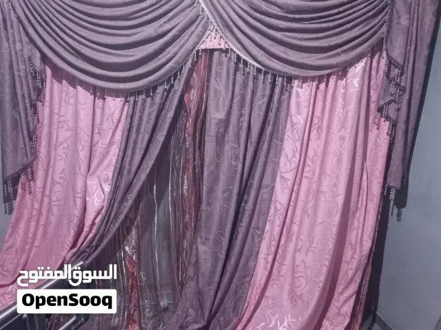أثاث منزلي استعمال نظيف جدا (ثريات وستائر و طاولة تلفزيون ومرايا للبيع بسعر كزيوني)