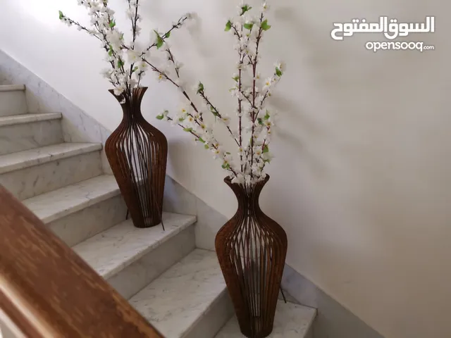 مزهريات مع ورد صناعي