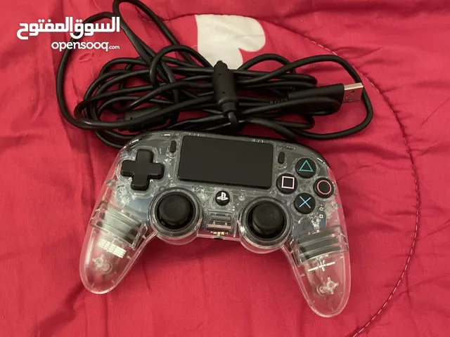 يدة شفافة تشغل ضوء من الخلف اليدة باضغط علي الزر الأسود
