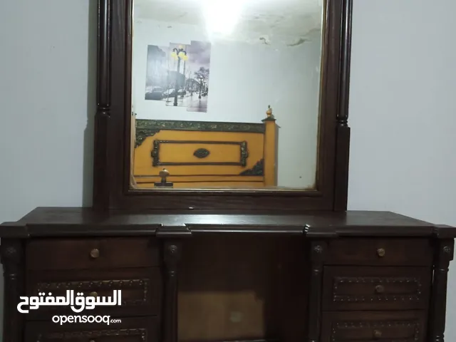 تسريحة خشب زان ولاتيه 18 قشرة بلوط بحالة ممتازة نفس الصور للبيع بسعر 35