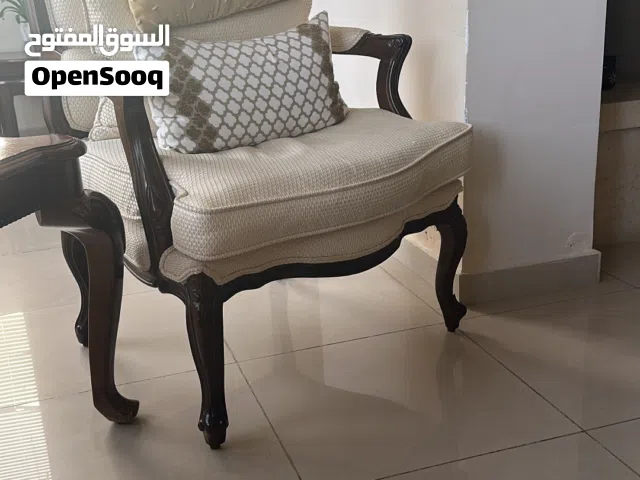 غرفه ضيوف مكونه من صوفا تلات مقاعد وصوفا مقعدين مع عدد اتنين كرسي بيج كما هو في الصوره