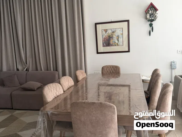 طاوله طعام جديده و لون خشبي مميز يناسب جميع الالوان