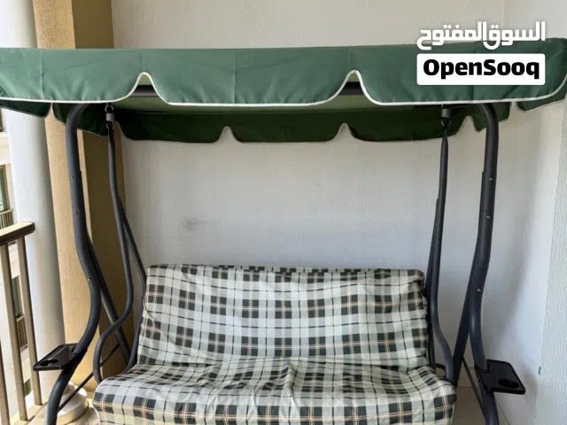 مرجوحه للبيع مع طاولة و اربع كرسا