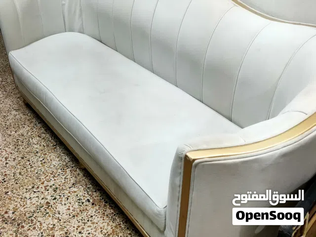 كنبة كبيرة تسع لثلاث اشخاص لون سكري
