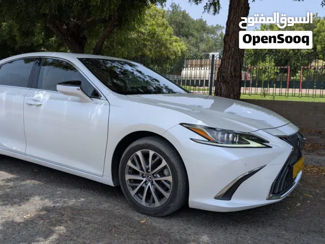 lexus es 300h 2023 in mint condition for urgent sale  price slightly negotiable .