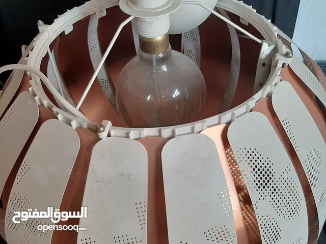 2 دلاية سقف للإضاءة من إيكيا مع طاولة قهوة هدية