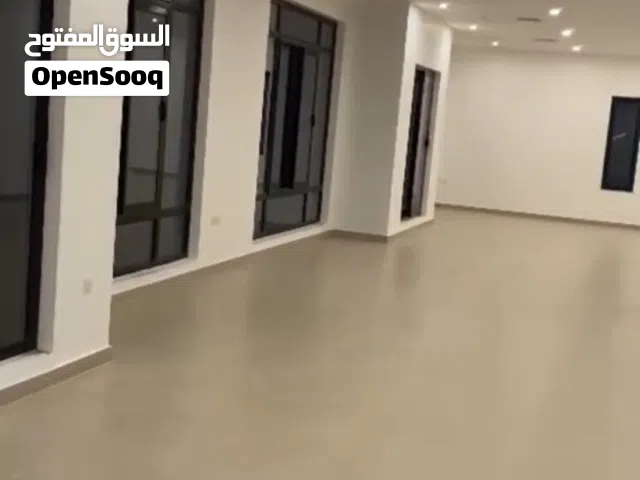 ادوار تجارية مختلفة مساحات وأسعار