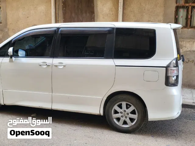 2010 تويوتا فوكسي Standard