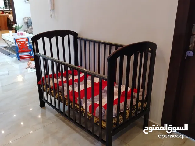 سرير أطفال لون عسلي غامق كلاسيكي
